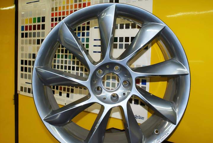 Rénovation et mise en valeur de jantes métalliques