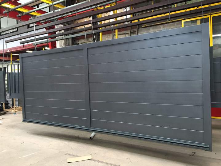 Finition soignée et durable pour portails métalliques